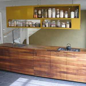 een keukenblok van europees notenhout met een bovenkast van door en door gekleurd mdf