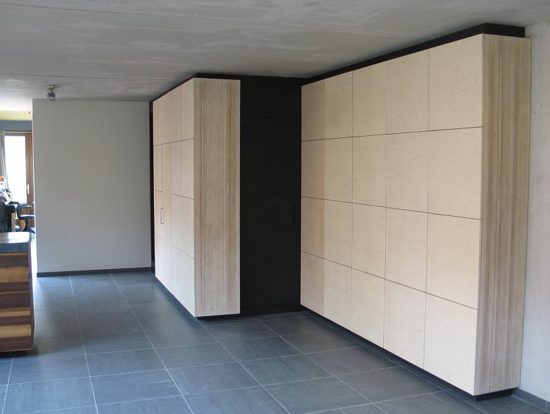 de kastenwand, berkenmultiplex in combinatie met zwart mdf