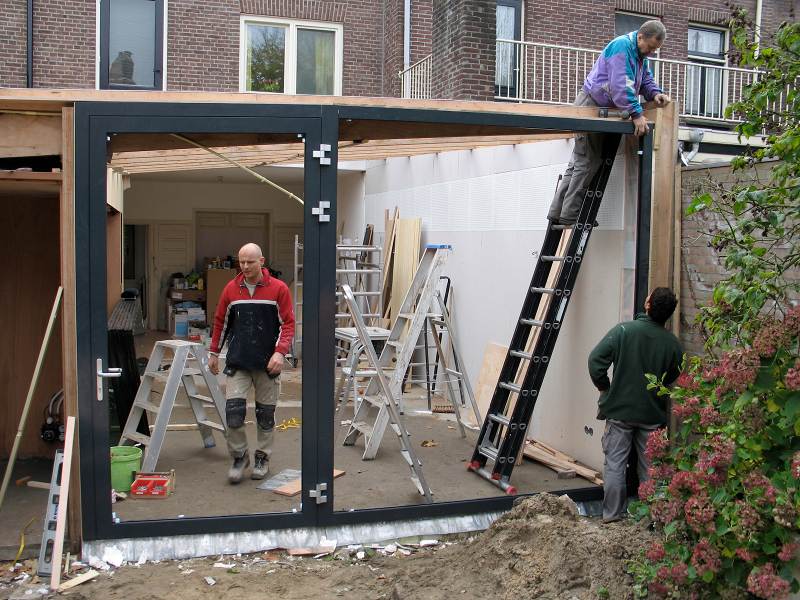 de pui wordt geplaatst